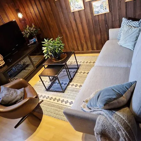 Cosy Ground Floor With Three Bedrooms דירה